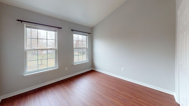 Building Photo - Updated Three Bedroom Home W/Full Sized Kitchen, Parking, Back Deck, & 2,640 Square Feet!