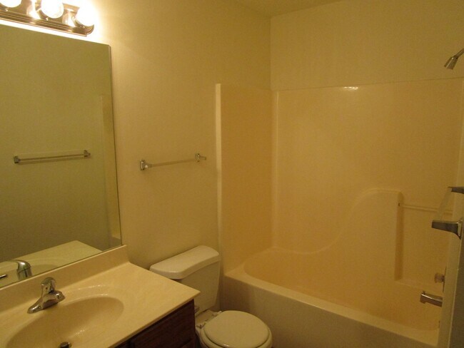 Building Photo - 1725-1727-1727 Louise Cir