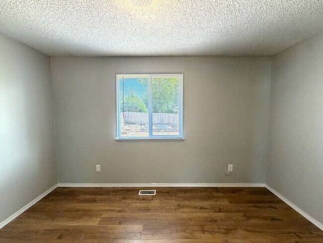 Building Photo - 410 Crona St