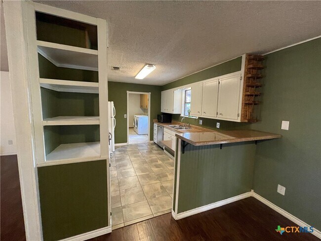 Building Photo - 1346 Carnation Ln