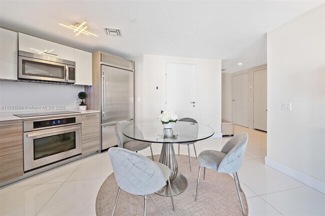 Building Photo - 1300 Brickell Bay Dr
