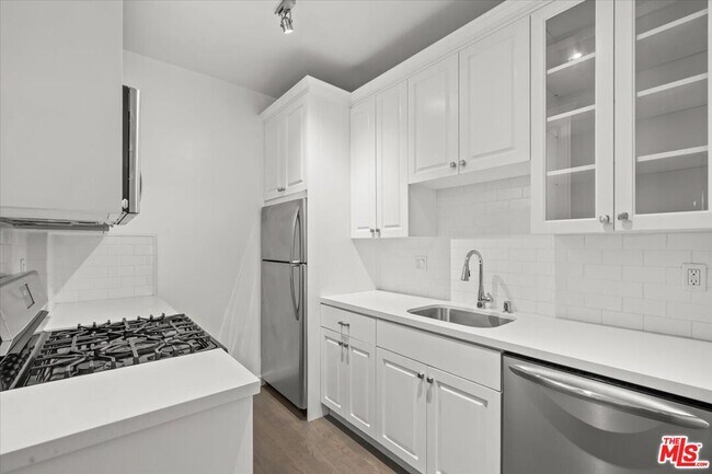 Building Photo - 1218 N La Cienega Blvd