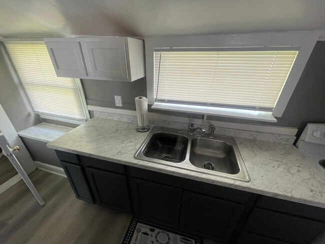 Building Photo - Single Family 3 Bedroom