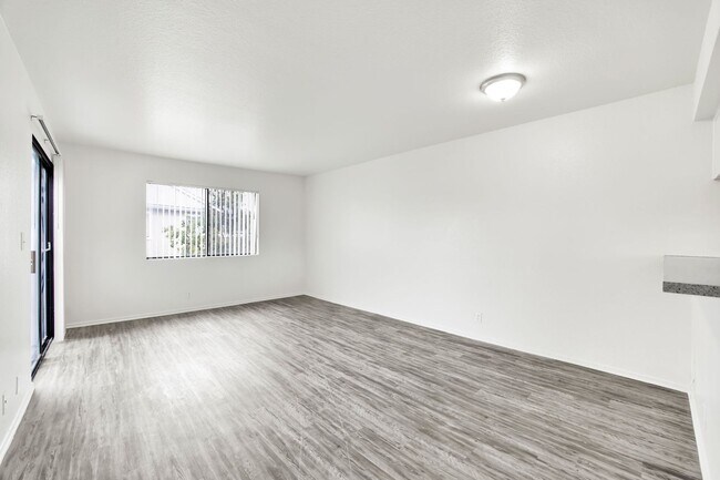 Building Photo - 2BD 2BTH B