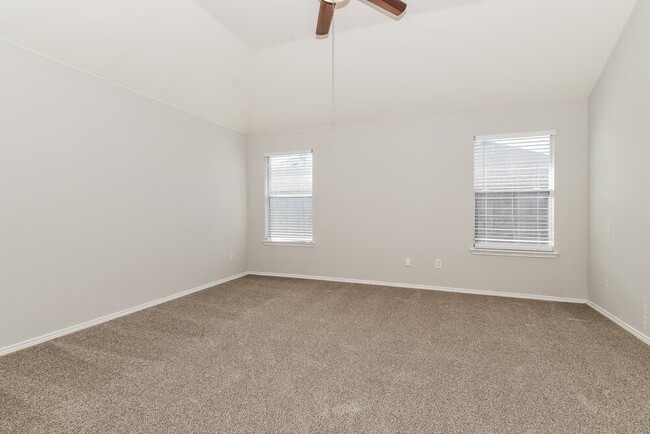 Building Photo - 910 Bowie Dr