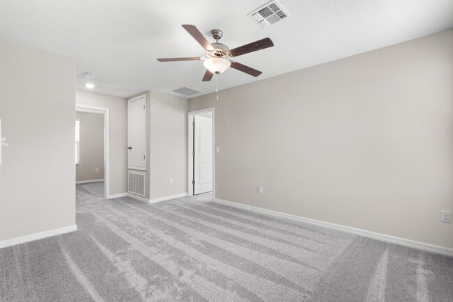 Building Photo - "Spacious 5-Bedroom Retreat in Apollo Beach - Modern Living with 2.5 Baths on White Chicory Dr!"