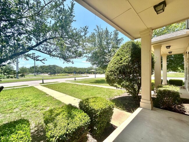 Building Photo - Nice 3BR/2.5BA Two-Story Home with 3-Car G...