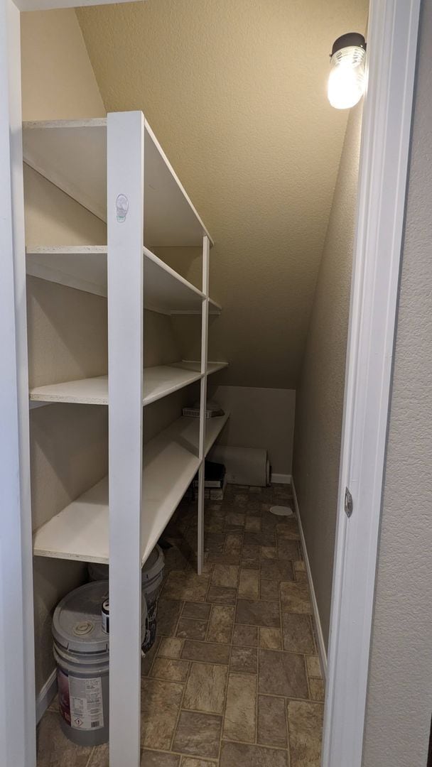 Building Photo - 3 BED/2.5 BATH END UNIT TOWNHOME W/PATIO & 2-CAR GARAGE!