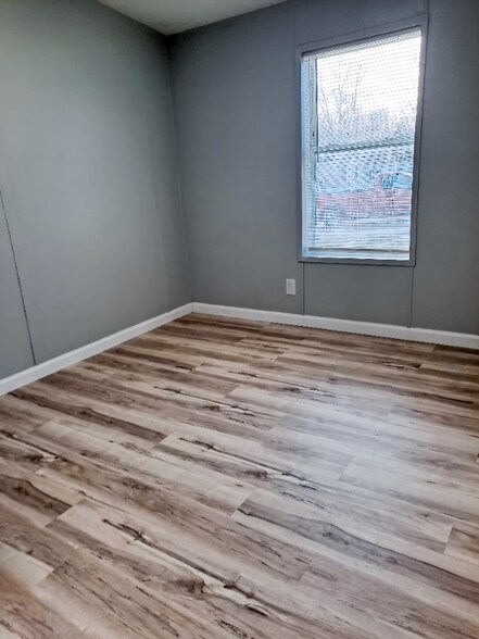 Building Photo - 17 Deerwood Park