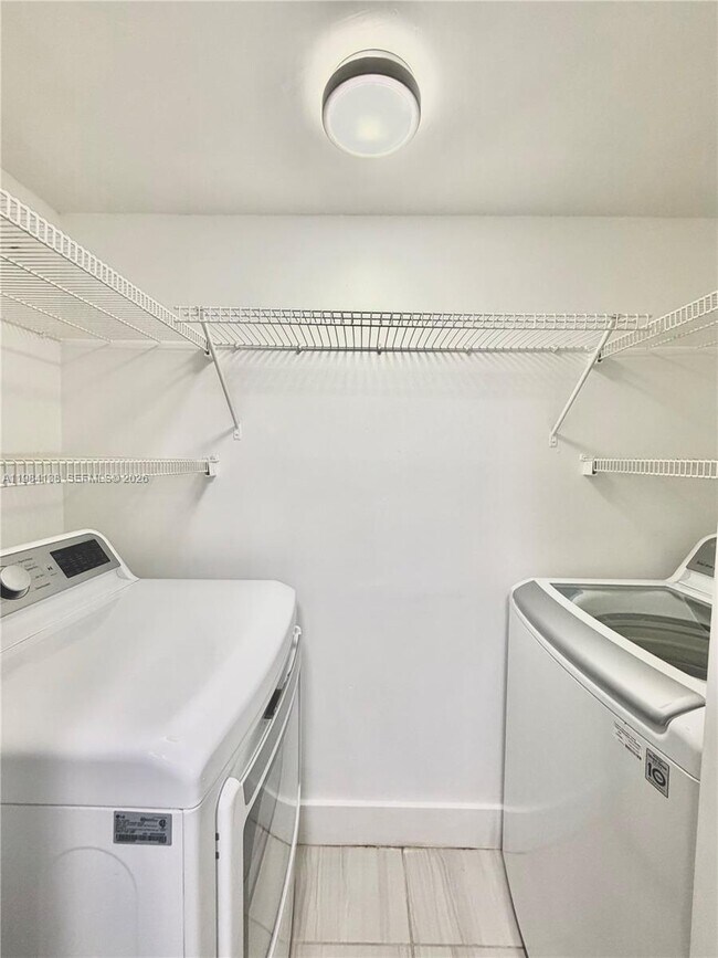 Building Photo - 650 S Park Rd