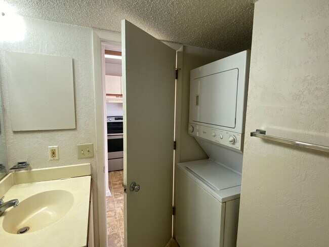 Building Photo - 1600 Park Cir