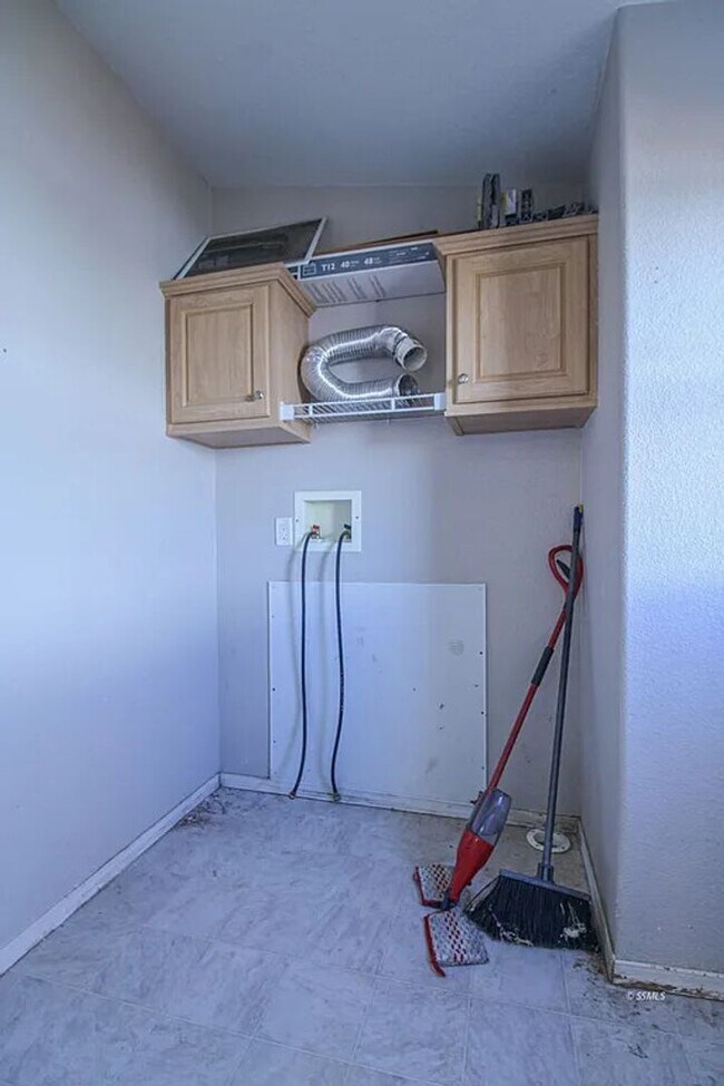 Building Photo - 935 W Sullivan Ave