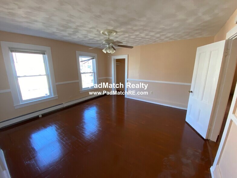 Building Photo - 1073 River St