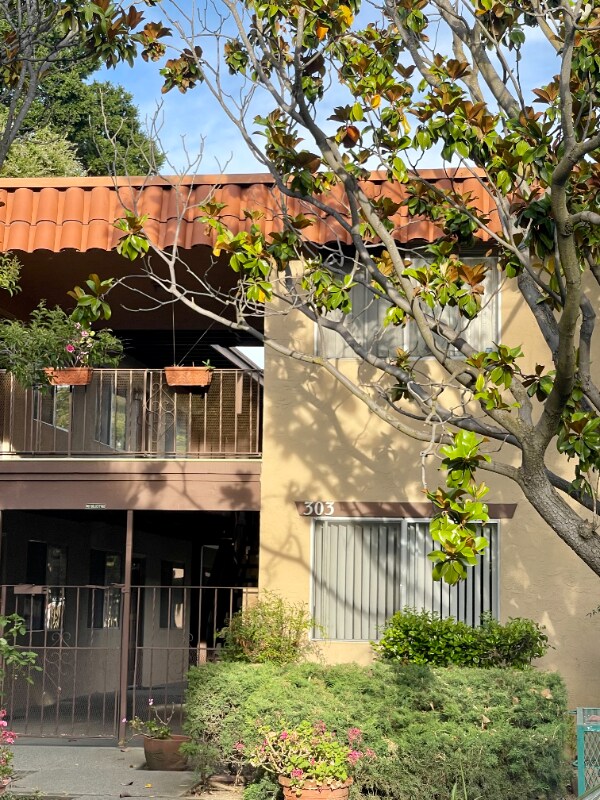 Building Photo - 303 Chiquita Ave
