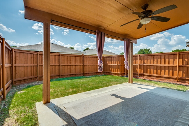 Building Photo - 805 Canyon Pl
