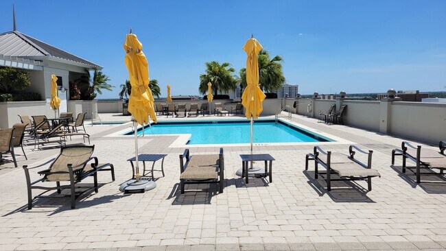 Building Photo - Short term ONLY luxury 2/2 condo in the heart of downtown Sarasota