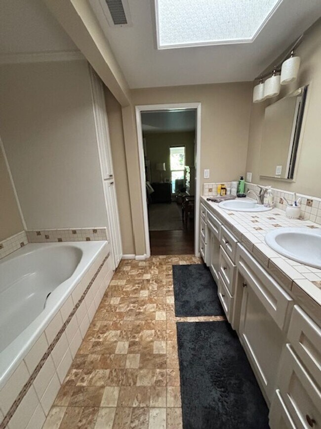 Building Photo - Beautiful 3 Bedroom / 2 Bathroom Home in S...
