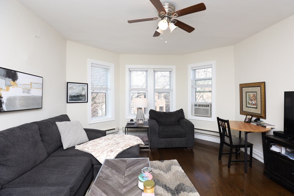 Building Photo - 3823 N Greenview Ave