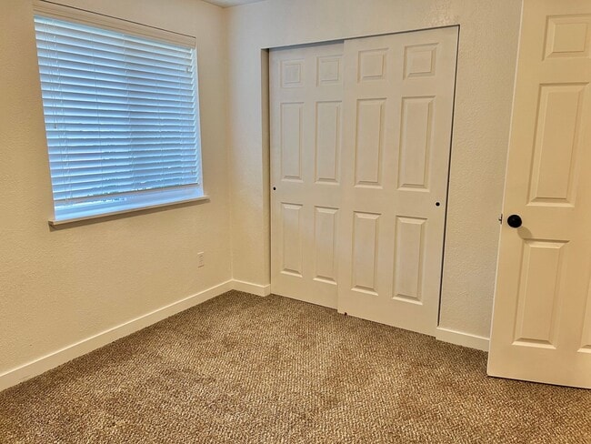 Building Photo - AVAILABLE NOW! 3BD 1.75 BATH SINGLE STORY HOME LARGE CORNER LOT