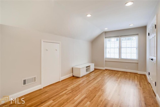 Building Photo - 746 Wildwood Rd NE