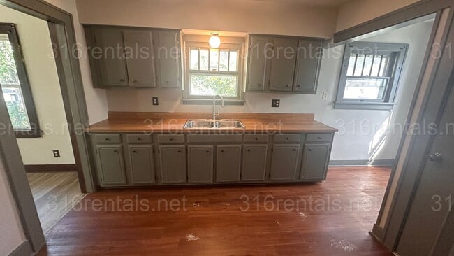 Building Photo - $825 - 2 bed 1 bath - Single Family Home