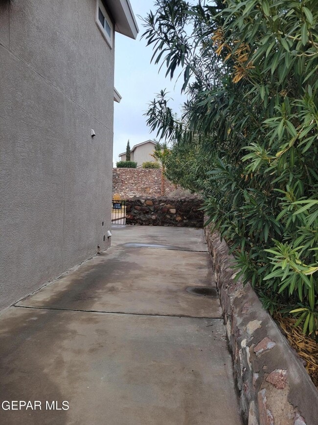 Building Photo - 7225 Tierra Taos Dr
