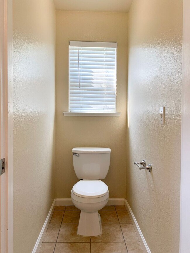 Building Photo - RENT REDUCED on 4 Bedroom with Huge Backyard!!!