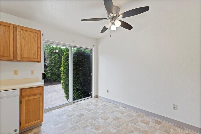 Building Photo - 2 Bedroom Townhouse