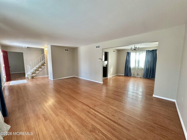 Building Photo - 382 W Park Ave