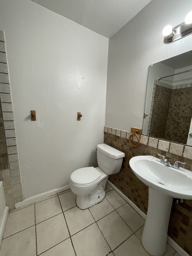 Building Photo - 1046 Lemon Tree St