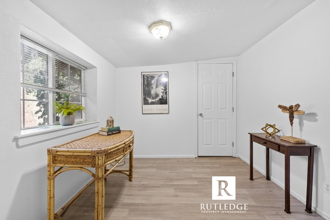 Building Photo - 454 Rogue River Hwy