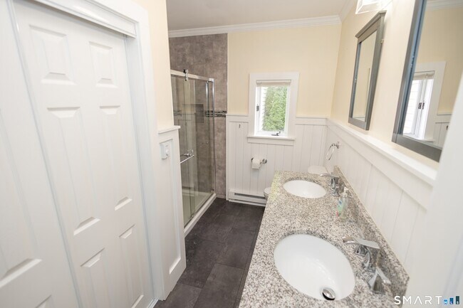 Building Photo - 387 Buckland St