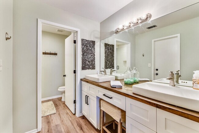 Building Photo - 11222 Hutchison Blvd