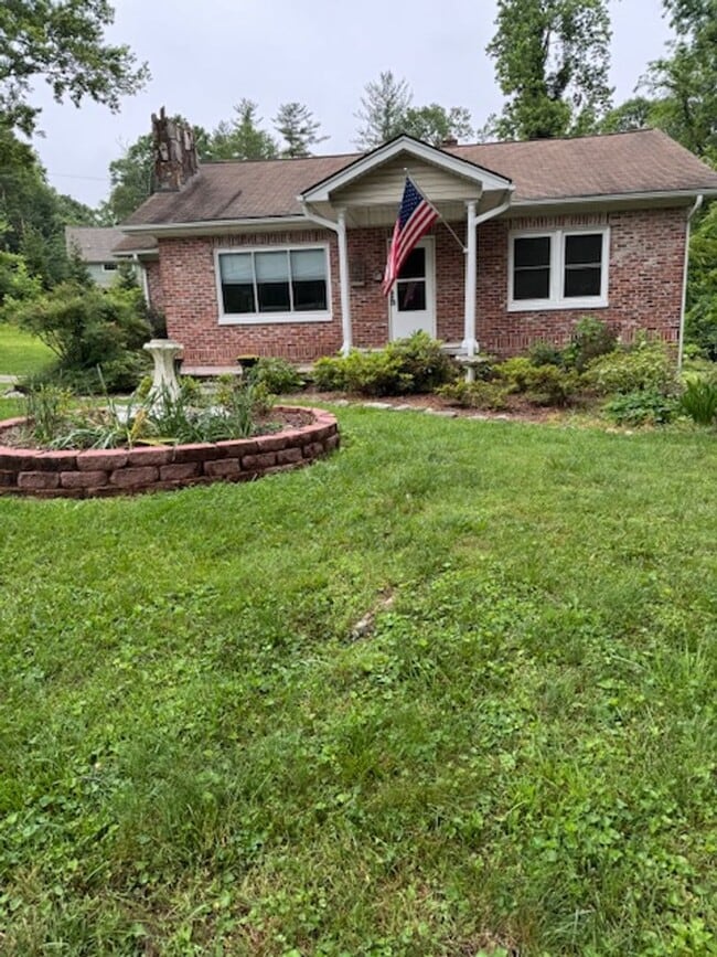 Building Photo - Beautiful 3 Bed / 1 Bath, Large rolling yard