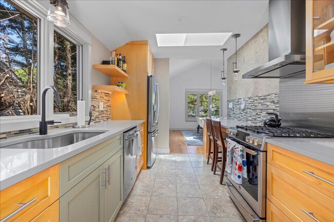 Building Photo - 710 Lighthouse Ave