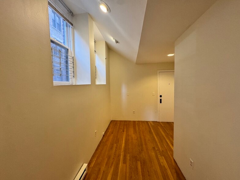 Building Photo - 452 Park Dr