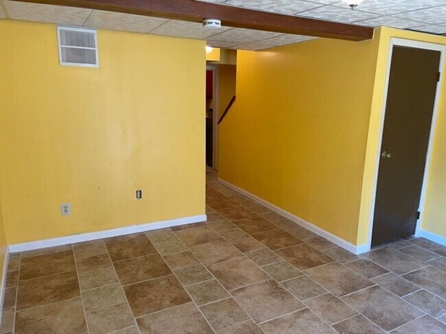 Building Photo - Well maintained 2 BR 2 BA 3 level townhome...