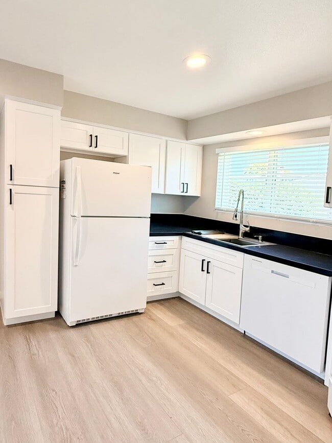 Building Photo - Beautifully Renovated 2 Bed, 2 Bath Condo for Rent