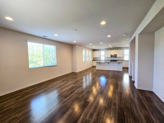 Building Photo - Tri-level Townhome in Prime Fullerton Location!
