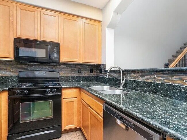 Building Photo - Don't miss out!  This beautiful spacious condo offers open floor plan, lot's of natural light, pr...