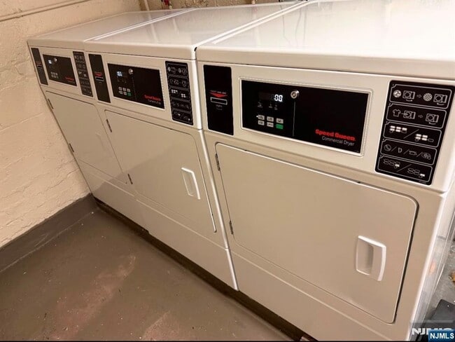 Building Photo - 420 Park Ave