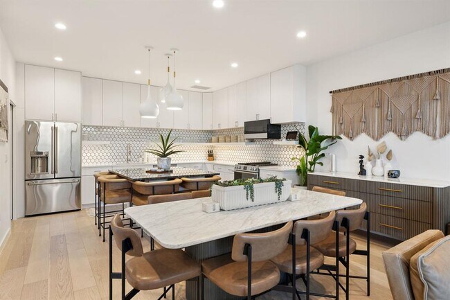 Building Photo - 1304 Comal St