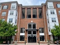 Building Photo - Large and quiet 1 BR 1 BA overlooking cour...