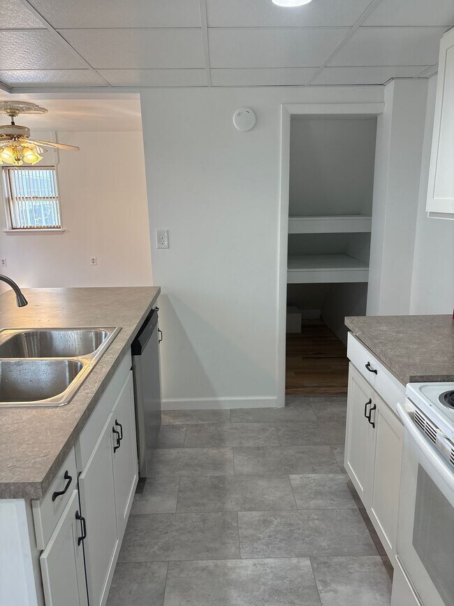 Building Photo - 1 Bedroom 1 Bath 2 Story Cottage-Suburban SD