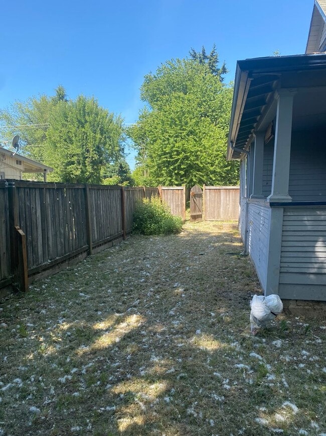 Building Photo - Recently updated - 4 Bedroom, 1 bath home ...