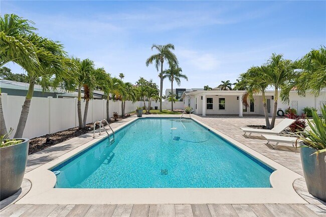 Building Photo - 3800 Bayshore Blvd NE