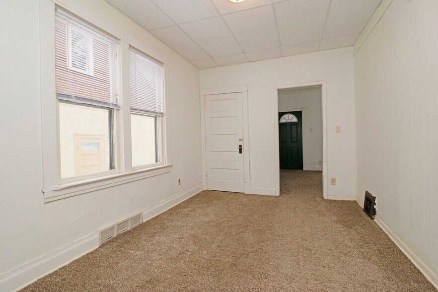 Building Photo - 612 7th Ave S