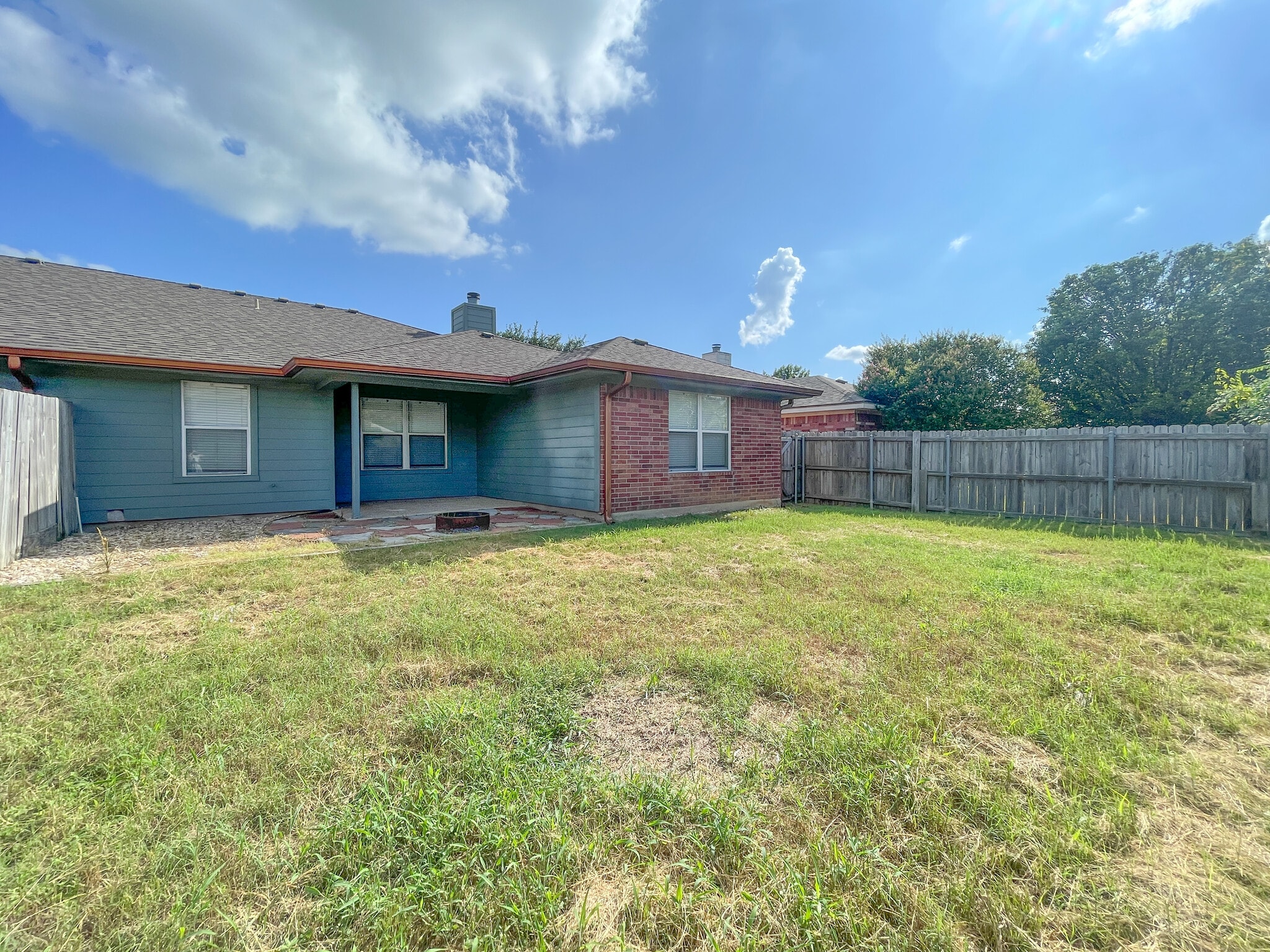 Building Photo - 10145 Valencia Dr