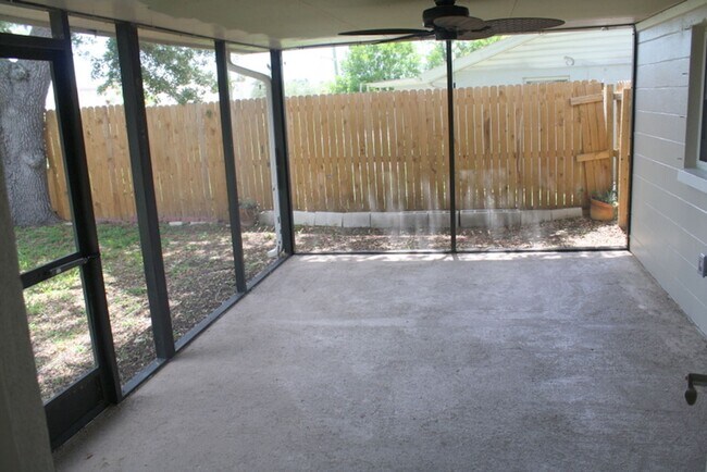 Building Photo - Beautifully updated 2 bedroom 2 bath