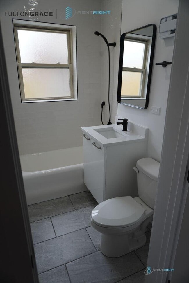Building Photo - 0 bedroom in Chicago IL 60660